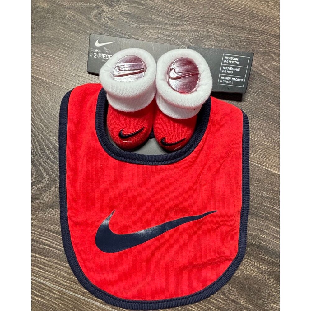 NWT Nike Baby Newborn 0-6M Bib & Booties 2 Piece Gift Set Red Navy Swoosh